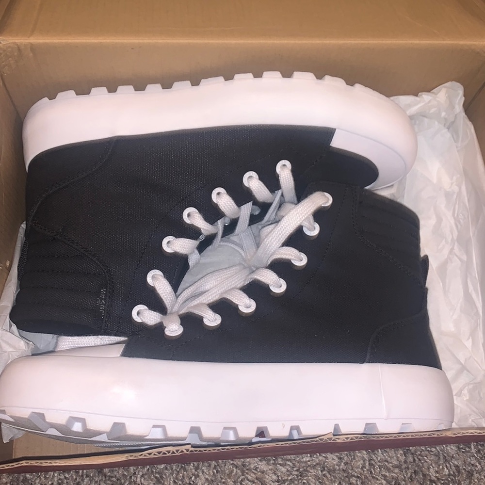 Women’s brand new Levi’s shoe